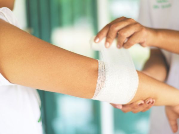 Jaki lek stosować na otarcia i małe rany: Kremy, spraye, czy maści