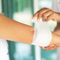 Jakie leki stosować na otarcia i małe rany: Kremy, spraye, czy maści